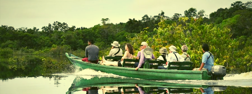 pessoas no passeio de canoa na Amazônia